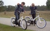 Witte en blauwe fietsen